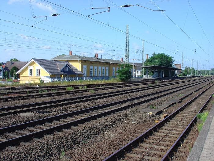 24. Juli 2004 Das neu renovierte Bahnhofsgebude Rheda-Wiedenbrck von der Gleisseite aus gesehen.