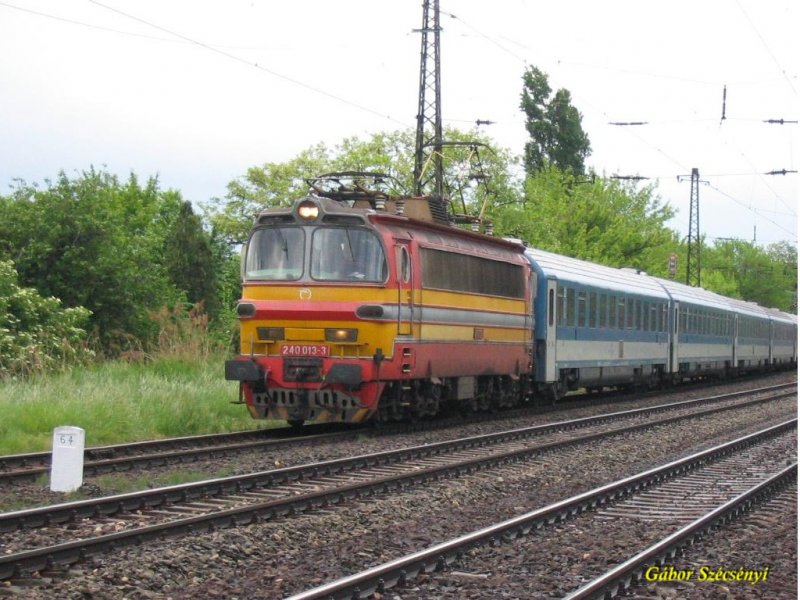 240 013 als Ersatz fr eine Lok der BR.350 vor dem EC 170. Budapest-Istvntelek, am 12.05.2007.