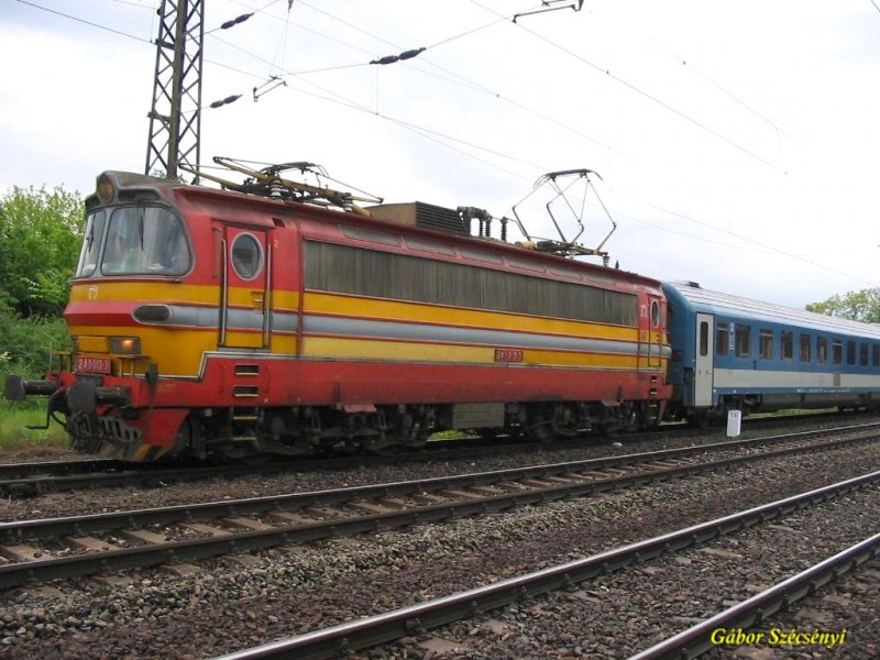 240 013 als Ersatz fr eine Lok der BR.350 vor dem EC 170. Budapest-Istvntelek, am 12.05.2007.