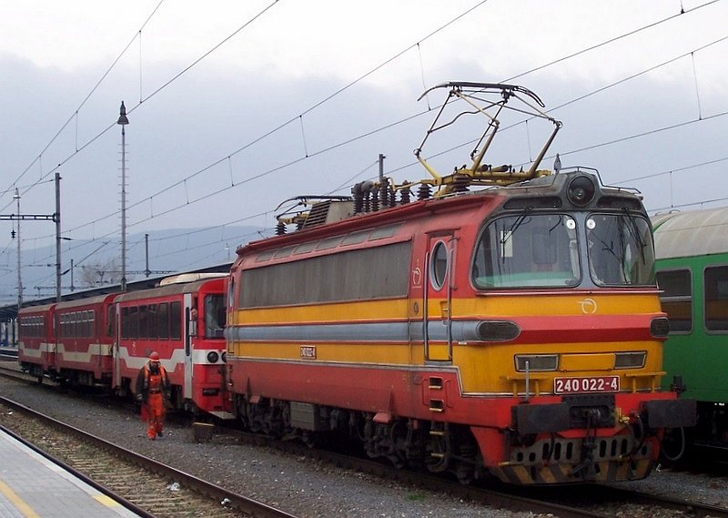 240 022-4 der ZSSK mit  lokbespannten Triebwagenzug  am 22.03.2007 in Bratislava Nova Mest, solche Zge kann man auch bei der tschechischen Bahn sehen. Die Baureihe 240 habe ich seit der Teilung der Tschechoslowakei als CD-Lok nicht mehr gesehen, dafr sah ich die Baureihe 242 in der Slowakei nur als CD-Lok.