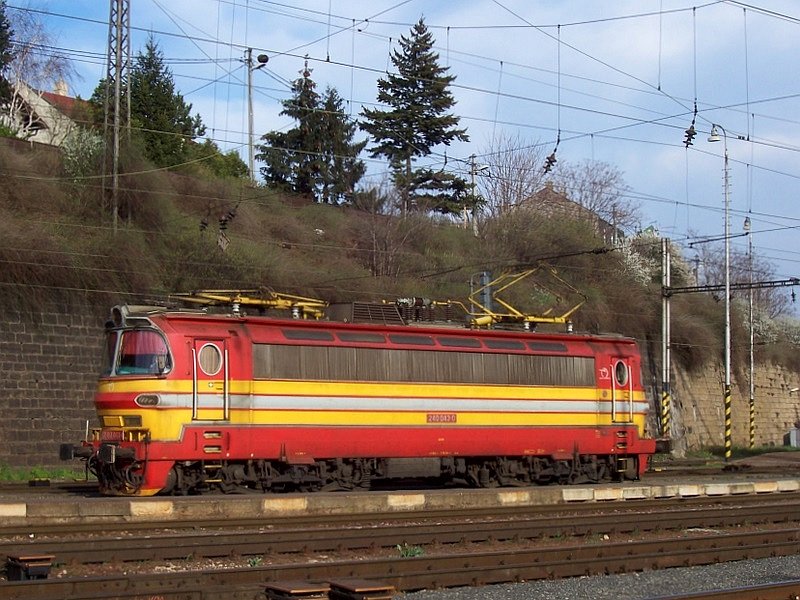 240 043-0 der ZSSK wartet am 18.03.2007 in Bratislava Hlavna Stanica (Hauptbahnhof) auf neuen Einsatz.