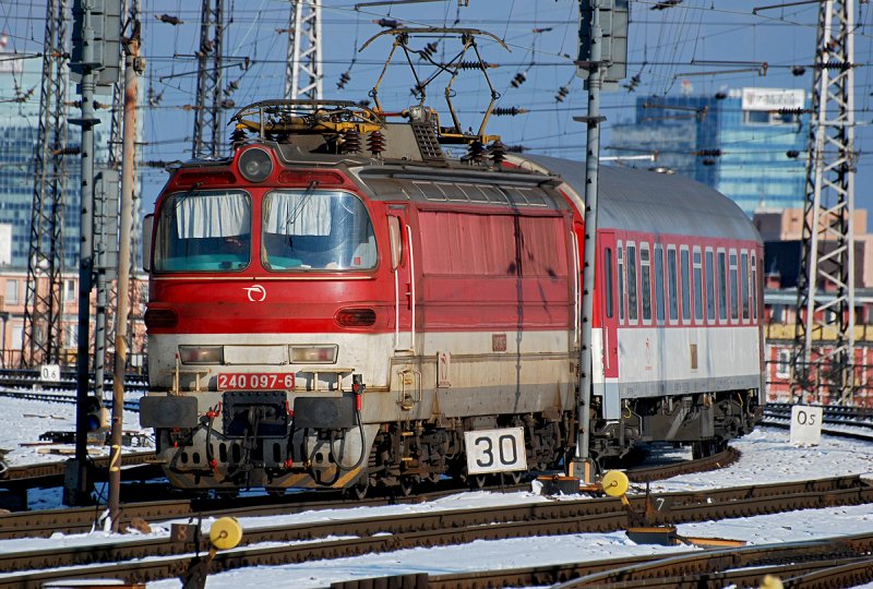 240 097 mit dem Os 3026 aus Nove Mesto nad Vahom, kurz vor Bratislava hl.st. Das Foto entstand am 09.02.2009.