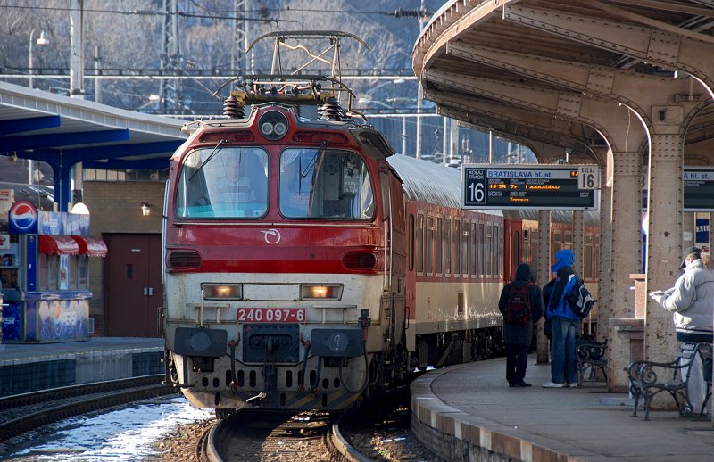 240 097 vor ZR 1701 bei der Abfahrt nach Leopoldov. Bratislava hl.st. am 09.02.2009.