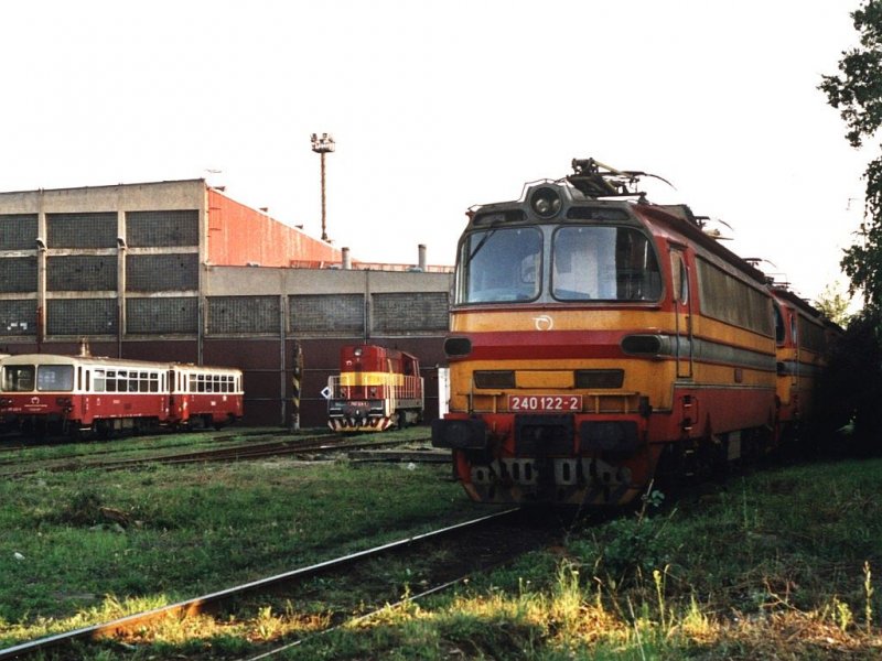 240 122-2 bei Bahnbetriebswerke Leopoldov am 12-8-2005. Bild und scan: Date Jan de Vries.
