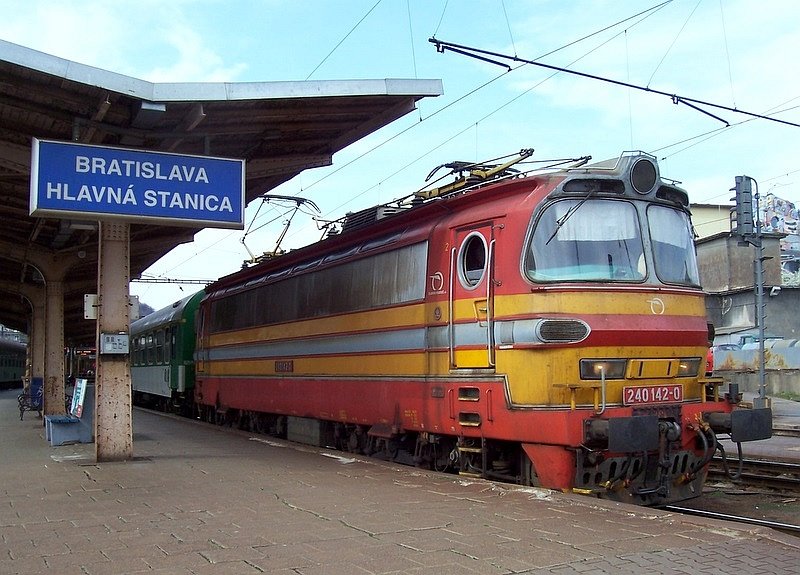 240 142-0 der ZSSK am 18.03.2007 in Bratislava Hlavna Stanica (Hauptbahnhof).