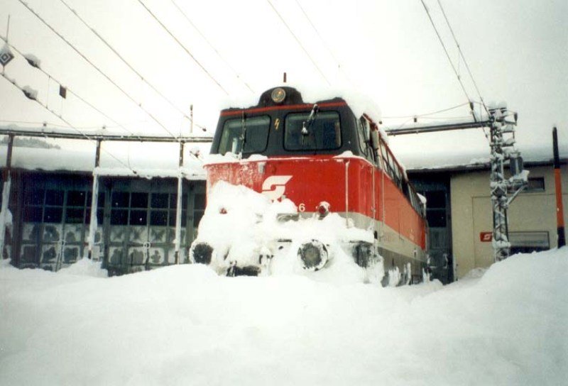 24.02.1999, 2043.066 vor dem eingeschneiten Rundschuppen der Zf Saalfelden
