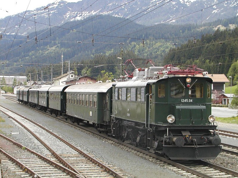 24.05.2005, 1245.04 mit dem  Giselazug  im Bahnhof Hochfilzen