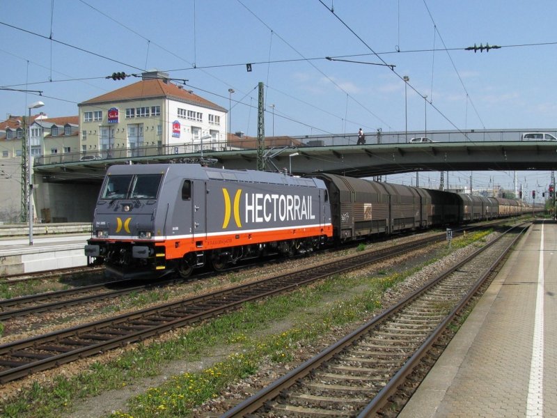 241 005 von Hectorrail mit Gterzug am 28.4.2008 in Regensburg.
