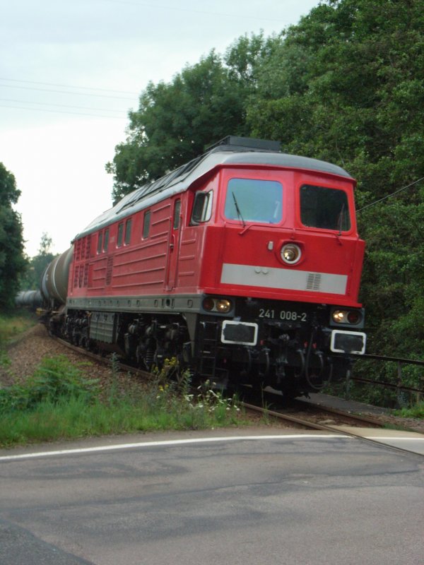 241 008-2 am 24.07.08 mit Kesselwagenzug in Richutng Meien am Bahnbergang Robschtz im Triebischtal