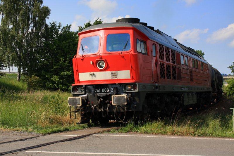 241 008 mit dem Kesselwagenzug zum Tanklager nach Rhsa, kurz vor Deutschenbora, 22.05.09