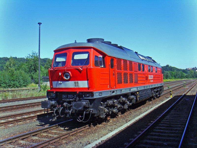 241 353-2 steht am 20.08.2009 im Bahnhof Nossen.