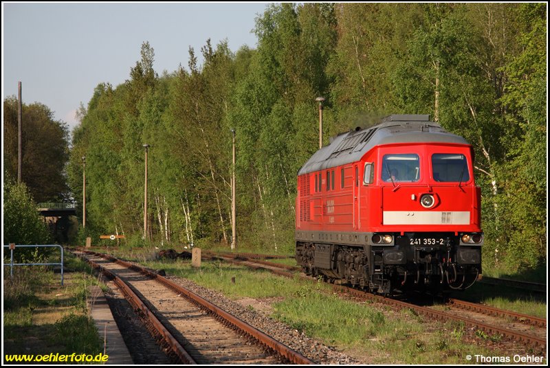 241 353 fhrt am Abend des 08.05.08 in den Bahnhof Hartmannsdorf bei Chemnitz ein, um einen Tankleerug vom dortigen Grotanklager abzuholen.