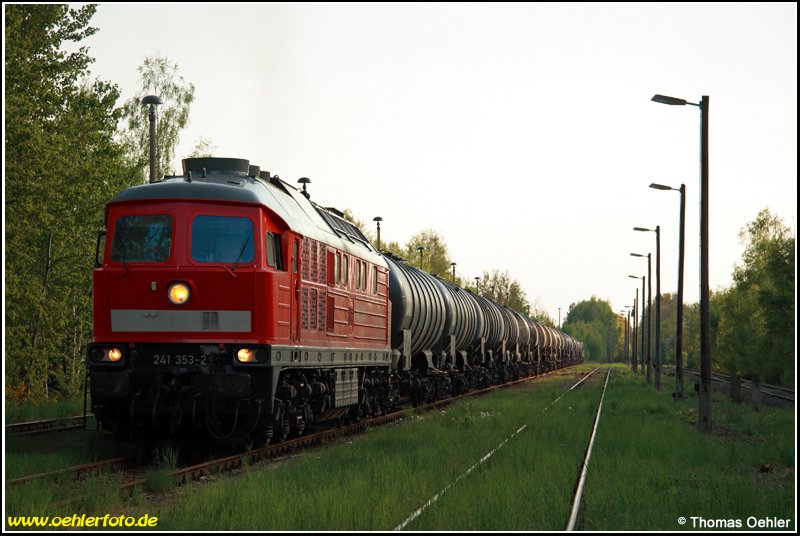 241 353 steht am Abend des 08.05.08 vor einem Tankleerzug im Bf Hartmannsdorf zur Abfahrt bereit. Seit ca. 2 Wochen wird das GTL wieder von Kesselz�gen bedient, Grund ist die derzeitige Umverlegung der Kraftstoffpipeline bei Penig f�r den Weiterbau der A72 in Richtung Leipzig.