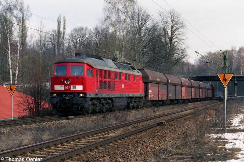 241 353 zieht hier den Kohleleerzug Richtung Chemnitz/Siegmar. Die Aufnahme am 25.02.06 zeigt sie gerade zwischen Brcke Zschopauer Str.(im Hintergrund) und Chemnitz/Sd.