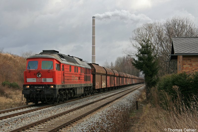 241 449 ist am 03.02.07 mit dem Kohlezug zwischen Chemnitz-Kchwald und Chemnitz-Borna Hp unterwegs. Der Zug fhrt allerdings nicht nach Leipzig, wie man vielleicht vermuten knnte. Nachdem in Kchwald eine Doppelkreuzungsweiche ausgebaut wurde, ist es nicht mehr mglich direkt von Chemnitz Hbf nach Kchwald bzw. Chemnitz Glsa zu fahren. Der lange Kohlezug muss auf dem Streckengleis fast bis Hp Borna vorfahren, um dann den Zug rckwrts nach Bf Kchwald reinzudrcken. Umgedreht ist das mit dem Leerzug die gleiche Prozedur. Alles in allem ein sehr merk- u. fragwrdiger Betriebsablauf.
