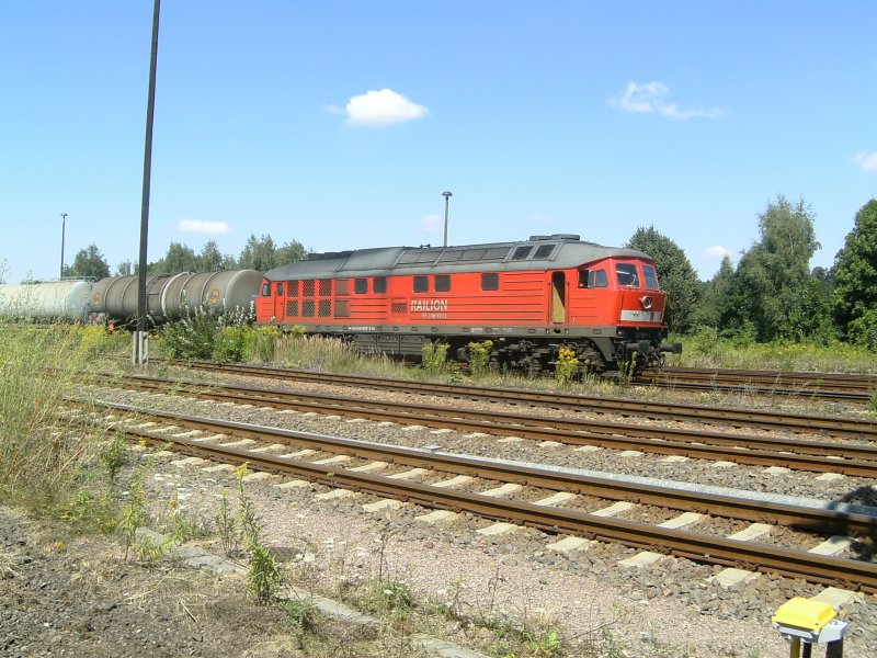 241 679 fhrt mit CB 60961 von Rhsa nach Coswig hier bei der Ausfahrt in Nossen am 6.August 2009.