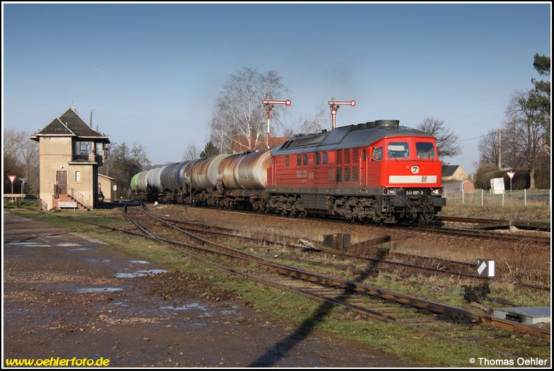 241 697 f�hrt am Morgen des 15.03.08 mit dem Kesselleerzug nach Coswig durch den Bf Deutschenbora.