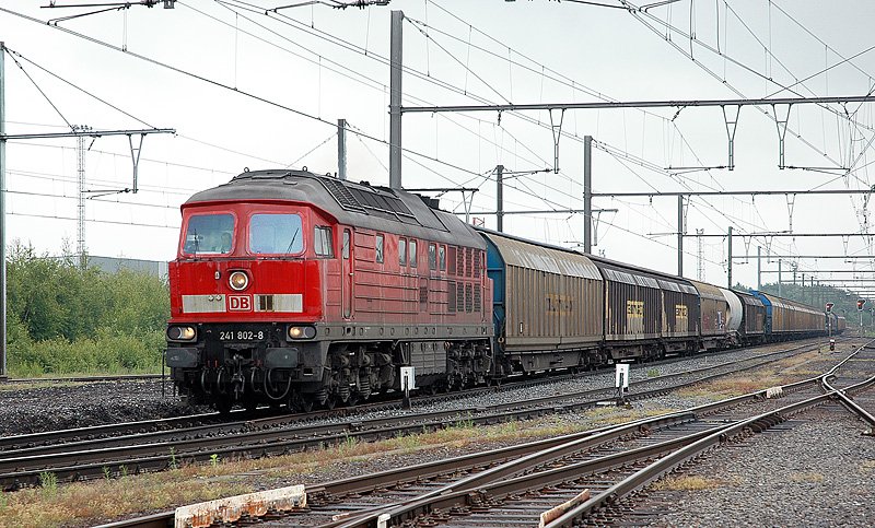 241 802 von Aachen kommend, fhrt in Montzen (B) ein. 04.06.2004