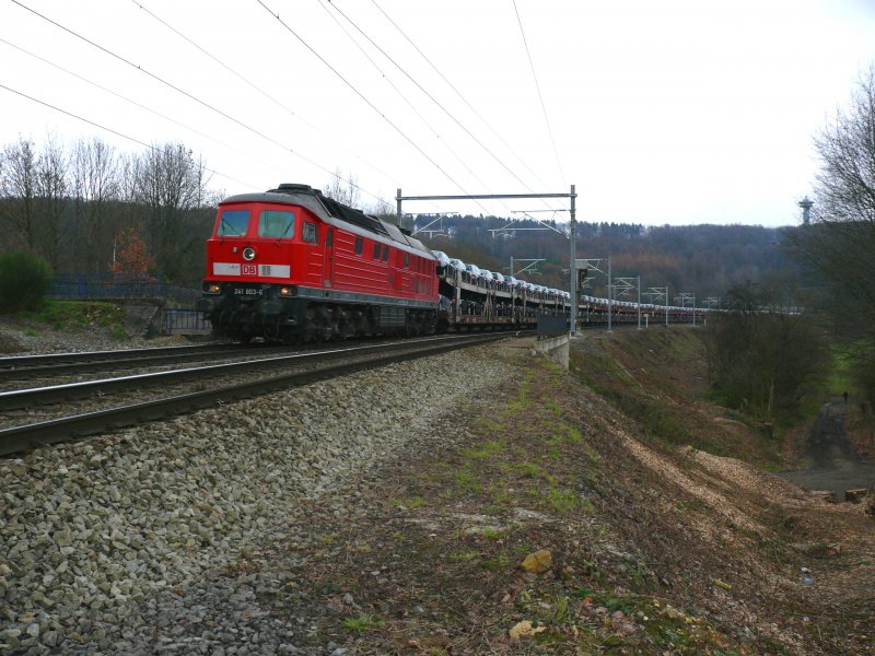 241 803-6 berbringt einen Autoganzzug (BMW) von Aachen-West nach Montzen. Die Tage der Ludmillas auf dieser Strecke sind gezhlt, da der Fahrtdraht mittlerweile unter Strom steht und die Traxxmaschinen in Krze den Betrieb aufnehmen werden. Aufgenommen in Gemmenich-Botzelaer am 29/11/2008.