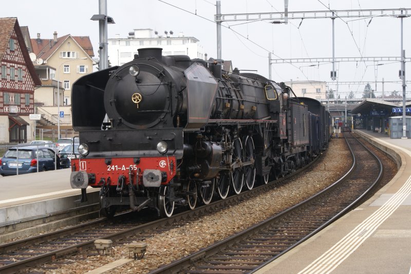 241.A.65 schiebt am 4.4.09 ihren Sonderzug in ein freistehenden Gleis in Romanshorn.