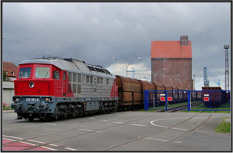 242 001-6 Abfahrt aus dem Nordhafen Stralsund.  am 01.08.07 