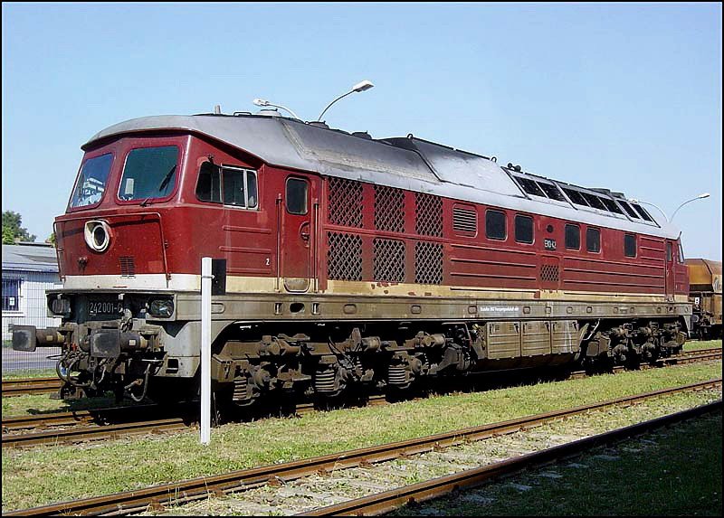 242 001-6 abgestellt im Seehafen von Stralsund.  (am 06.07.06)