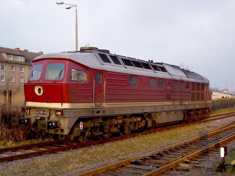242 001-6 abgestellt vor dem Seehafen Stralsund. (am  11.01.2005)