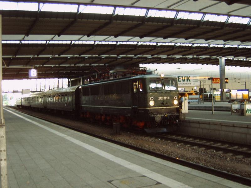 242 001 der MtEG erreicht am 10.06.06 den Chemnitzer Hauptbahnhof