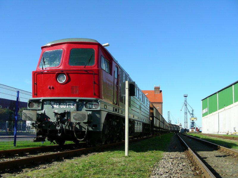 242 001 im Stralsunder Stadthafen abgestellt am 30.05.06

Die Frischkur mag ja innerlich gelungen seien, aber uerlich ist das nicht der groe Wurf. Man htte Geschichte vor Firmenpolitik gewren lassen sollen!