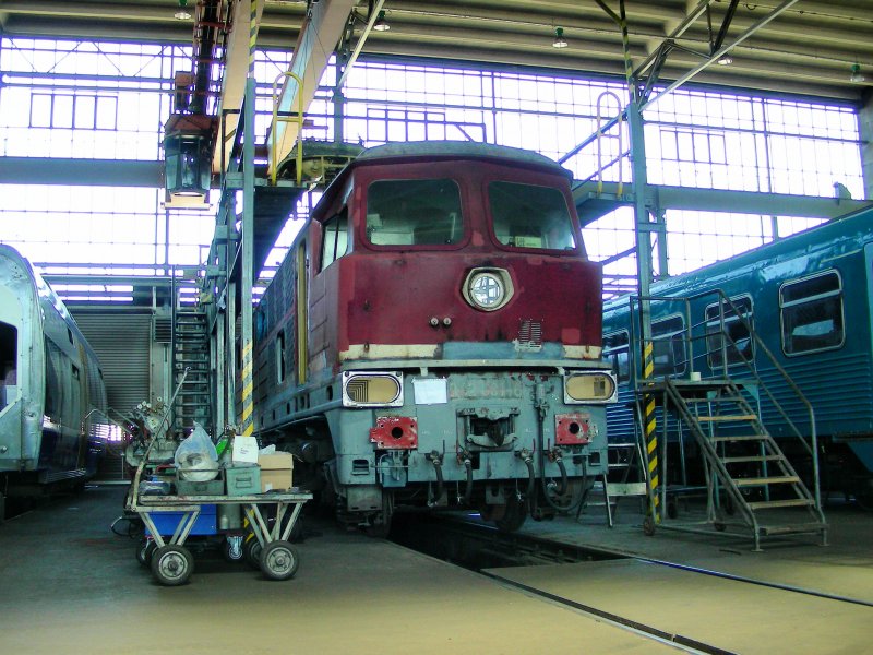 242 001 wird vorbereitet zum lackieren in den Hallen des Bahnwerkes Neustrelitz beim Tag der offenen Tr am 04.05.07