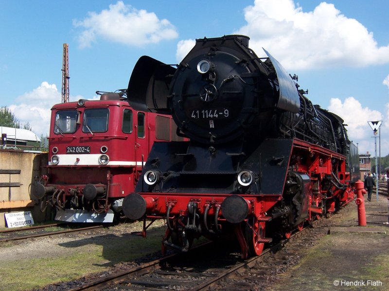 242 002-4 des SEM Chemnitz und 41 1144-9 der IG Werratalbahn Eisenach stehen am 25.08.2007 im Bw Chemnitz Hilbersdorf anlsslich des 17. Heizhausfestes