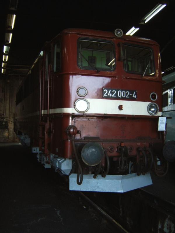 242 002 im dunklen Schuppen 2 des S�chsischen Eisenbahnmuseums Chemnitz, 08.04.06