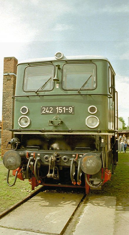 242 151-9  (E 42) der Deutschen Reichsbahn in grner Farbgebung der Auslieferung, hier 2003 im ehem. Bw Weimar zu einer Ausstellung