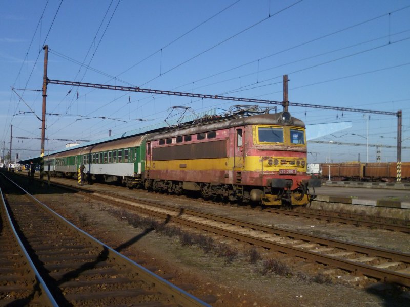 242 206-1 bei der Ausfahrt in Cheb, am 20.10.12
