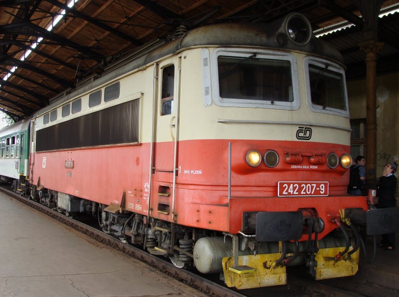 242 207-9 mit einem Regionalzug nach Cheb steht im Bahnhof Karlovy Vary (Karlsbad). Fotografiert am 20.07.2009. 