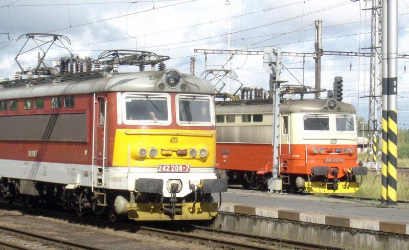 242 208-7 und 242 237-6 am 25.09.2004 in Eger (Cheb).