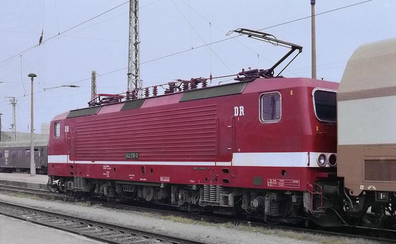 243 276 vom Bw Rostock, am Bahnsteig des gleichnamigen Hbf mit 
S-Bahn Wendezugarnitur. Aufn.1990