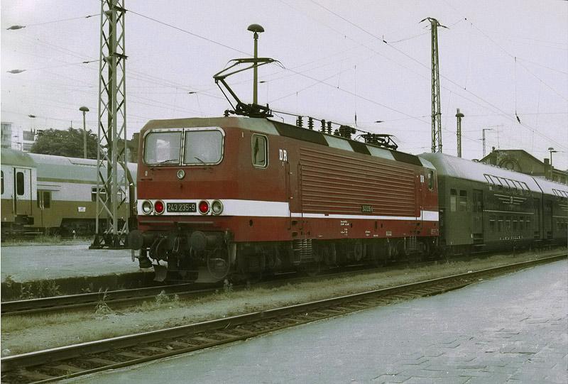 243235 DR (143)S-Bahn von Warnemnde, geschoben kommend, bei der Einfahrt in Rostock Hbf. 1991