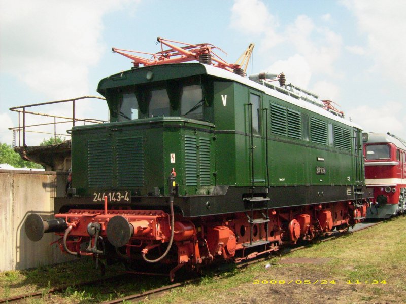 244 143 pr�sentiert sich am 24.05.08 beim Weimarer Eisenbahnfest.