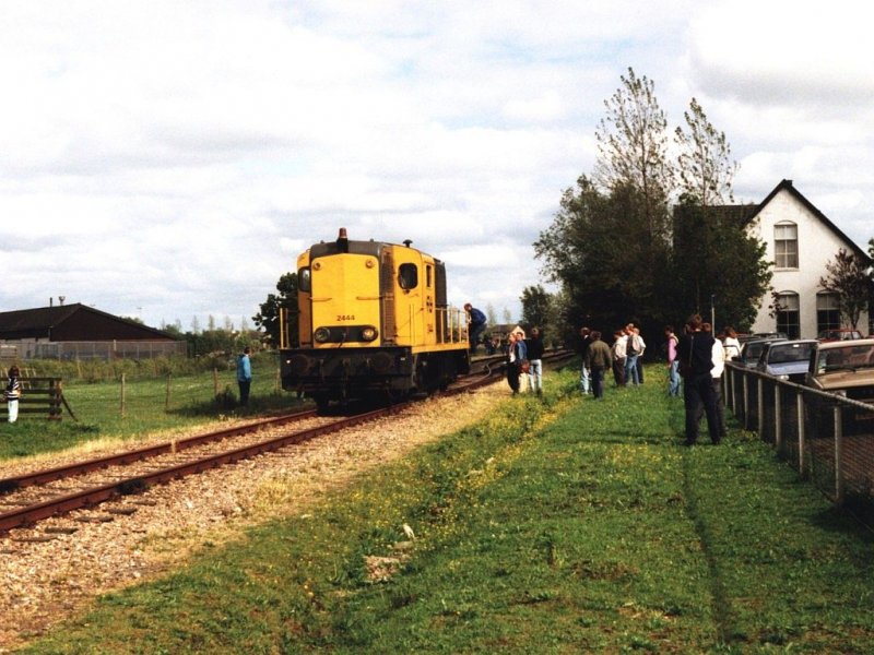 2444 whrend der Abschiedsfahrt der BR 2400/2500 auf die Gterstrecke Leeuwarden-Stiens in Stiens am 16-6-1991. Bild und scan: Date Jan de Vries.