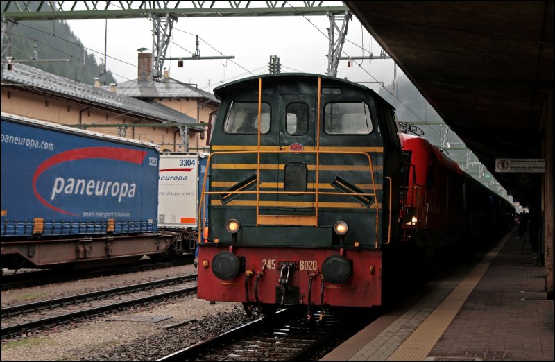 245 6020 hat sich an die 1116 049 gesetzt und wird sie anschlie�end in den �BB Bereich d�rcken. (07.07.2008)