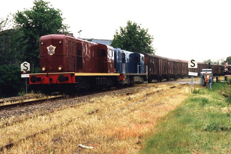 2450 + 2413 und 2444 (Hintergrund) whrend der Abschiedsfahrt der BR 2400/2500 auf die Gterstrecke Stiens-Leeuwarden in Leeuwarden am 16-6-1991. Bild und scan: Date Jan de Vries.