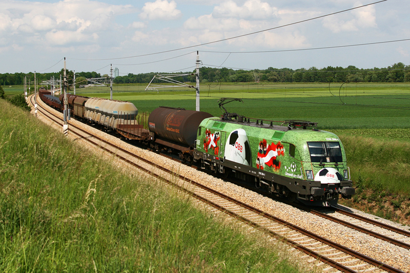 24.5.08 Es gibt gengend Gterzugleistungen auf der Nordbahn, doch dank den Tschechen kann man sich nie sicher sein, wann der Zug bergeben wird, das  Nachrennen  hat sich aber ausgezahlt, unzhlige Bilder wurden von meiner Lieblingslok, der EUROmotion gemacht, eines davon zeigt sie mit dem DG 44049 von Breclav nach Kledering.