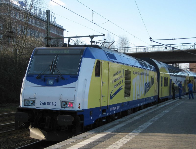 246 001-2  TRAXX Diesellok  steht am 1.04.09 mit ME 39426 Cuxhaven - Hamburg Hbf in Hamburg-Harburg zur Abfahrt nach Hamburg Hbf bereit.