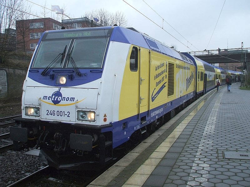 246 001 (Werbung fr Traxx-Dieselloks) am 26.02.2008 mit ME 39420  Cuxhaven-Hamburg Hbf in Harburg