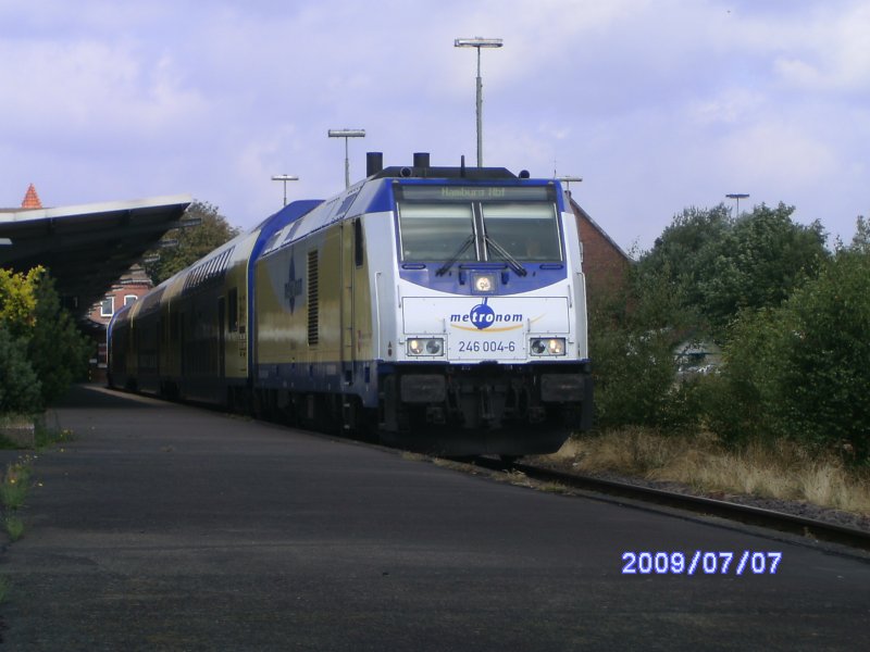 246 004-6, welche den Taufnamen Stade tr�gt, pendelte am 07.07.2009 mit eine metronom Garnitur zwischen Hamburg Hbf und Cuxhaven. Die Aufnahme entstand im Kopfbahnhof Cuxhaven.