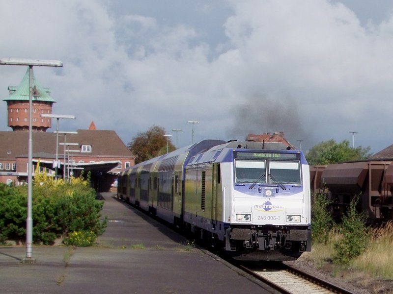 246 006-1(Hemmoor) unterwegs mit ME39414, verabschiedet sich mit einer kleinen Ruwolke vom Bhf. Cuxhaven;090829