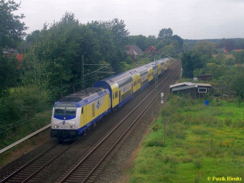 246 006 mit metronom in Horneburg auf dem Weg nach Hamburg Hbf
Aufgenommen von der Brcke des Autobahnzubringers in Horneburg