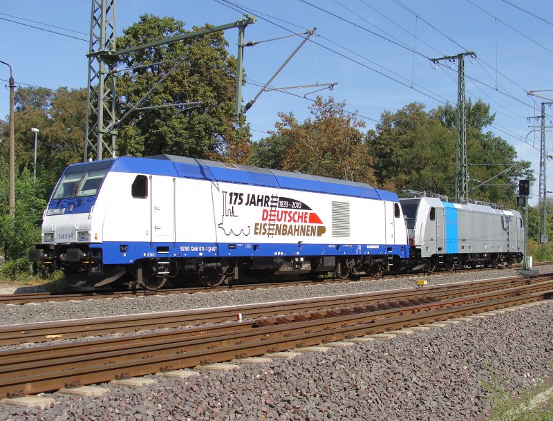 246 011-1 der Inbetriebnahmegesellschaft Transporttechnik (IGT) mit Beklebung  175 Jahre Deutsche Eisenbahnen  und einer E-Lok im Schlepp. Kurz hinter Magdeburg Hbf in Hhe Sachsenring/Platz des 17. Juni. Fotografiert am 26.08.2009