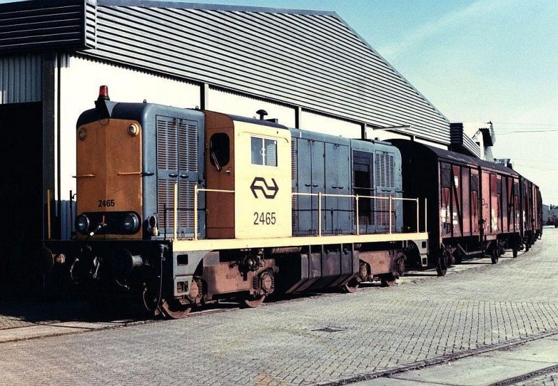 2465 mit Gterzug (Kartoffeln) in Stiens (19-10-1987). Leider gibt es kein verkehr und auch keine 2400 mehr zwischen Leeuwarden und Stiens.